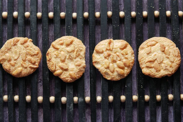 Close up de biscoitos doces de amendoim na mesa de madeira — Fotografia de Stock
