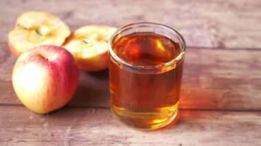  Masadan bir bardak elma suyu al. 