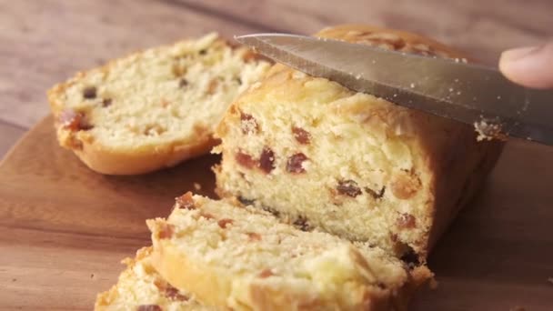Κοπή κέικ φρούτων αρτοποιίας σε ξύλο κοπής — Αρχείο Βίντεο
