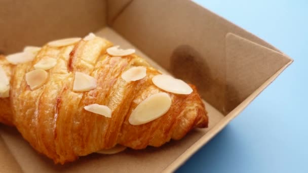 Croissant appena sfornato in un inchino su tavolo — Video Stock