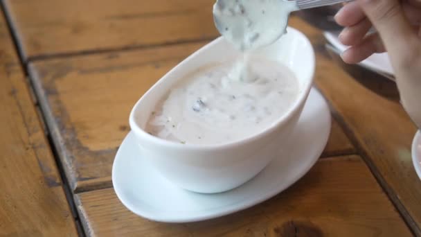 Чашка домашнего крема из грибного супа — стоковое видео