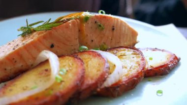 Lezzetli somon, patates püresi ve sebze. 