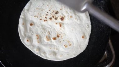 Tava manzaralı ev yapımı roti chapati yapmak 