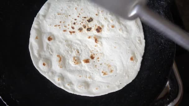 Herstellung hausgemachter Roti Chapati auf einer Pfanne von oben — Stockvideo