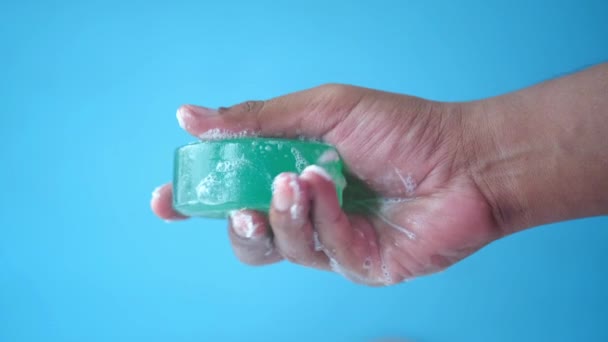 Jeune homme se laver les mains avec de l'eau tiède savon — Video