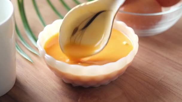 テーブルの上にチリと卵の伝統的な中国の卵ドロップスープ, — ストック動画