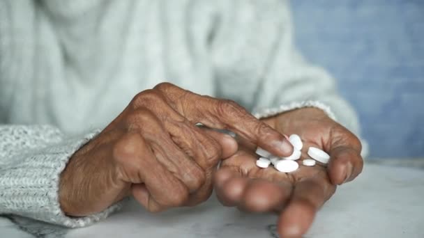 Primo piano di pillole e capsule sulla mano delle donne anziane — Video Stock