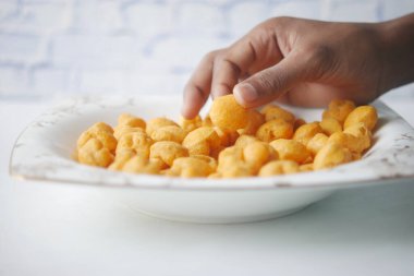  Tahta arka planda patates cipsi toplamak. .