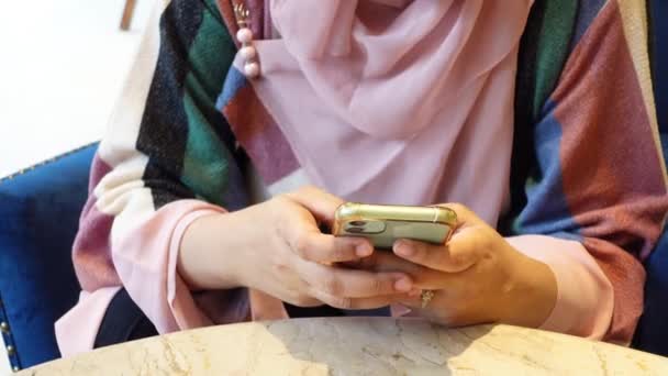 Las mujeres de la mano sosteniendo el teléfono inteligente mientras se encuentra en un café — Vídeo de stock