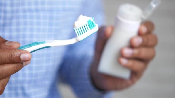 Mão segurando escova de dentes com pasta — Vídeo de Stock