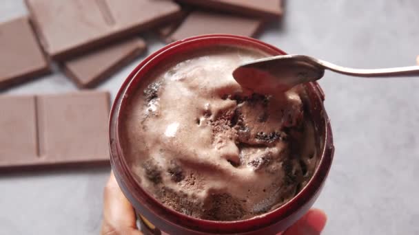 容器の中でチョコレート風味のアイスクリームを食べるのは終わりです — ストック動画