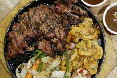 Biftek ve sebze tabağında et. 