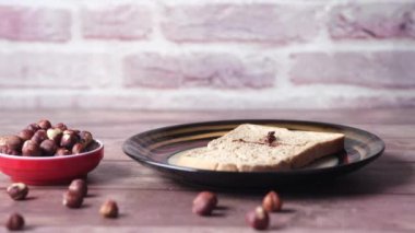 Çikolatalı fındıklı tost üzerine yayılmış.