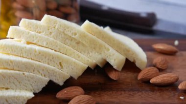 Masadaki peyniri ve badem fıstığını kapat..