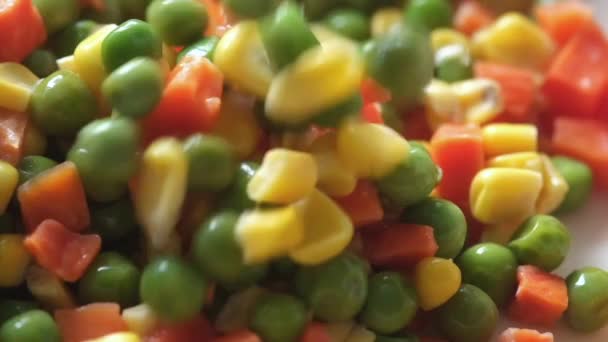 Закрыть кукурузу, морковь и фасоль в миске, — стоковое видео