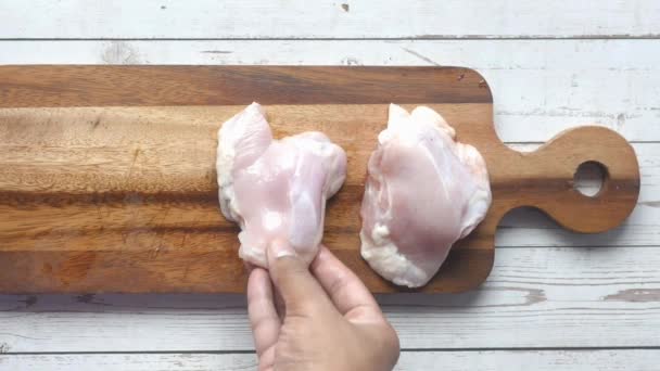 Положить сырое куриное мясо на доску — стоковое видео