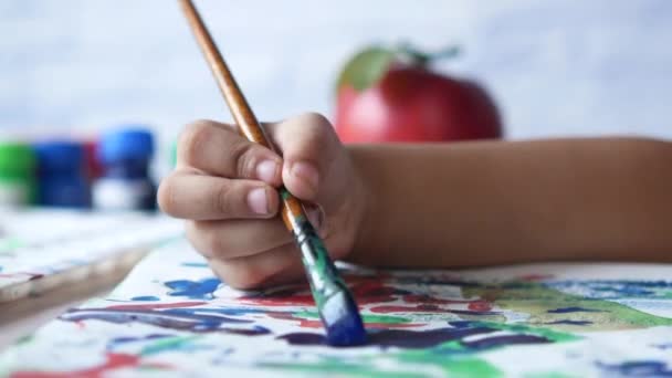 Kinderhandzeichnung auf Papier mit Kunstpinsel — Stockvideo