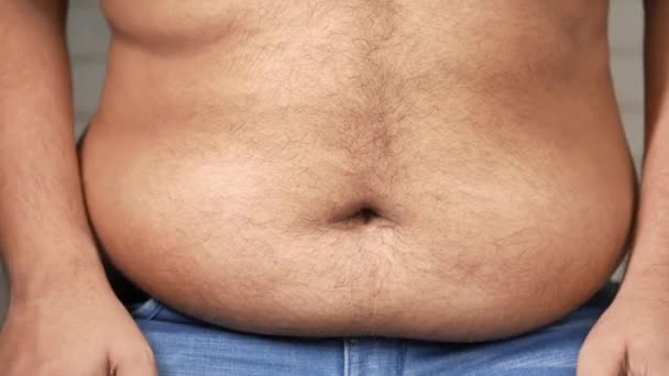 男人的手持有过度的腹部脂肪，超重概念 — 图库视频影像