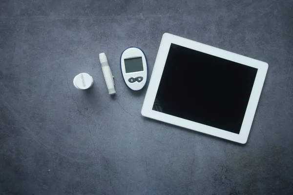 数码平板电脑及糖尿病测量工具的顶视图 — 图库照片