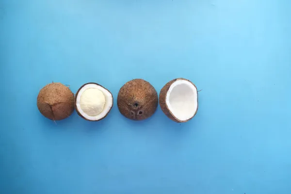 Rebanada de coco fresco sobre un fondo azul — Foto de Stock