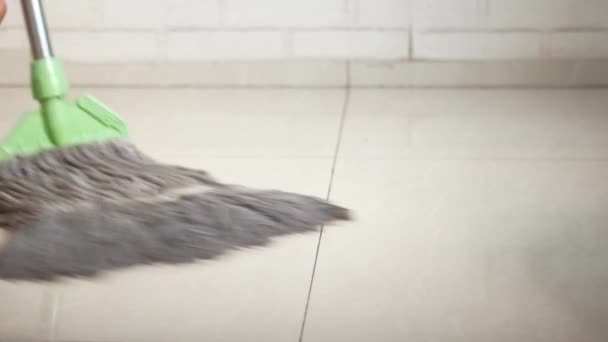 Καθαρισμός πλακιδίων πάτωμα με σφουγγαρίστρα — Αρχείο Βίντεο