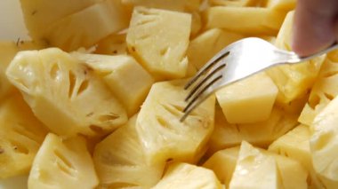 Mavi arka planda kasede bir dilim ananas 