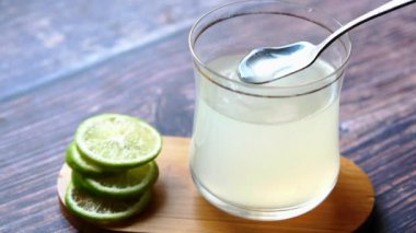 Masada bir bardak limon suyu. 