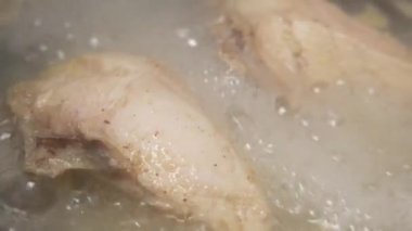 Tavuk göğsü şapka suyunda eğiliyor. Yaklaş. 