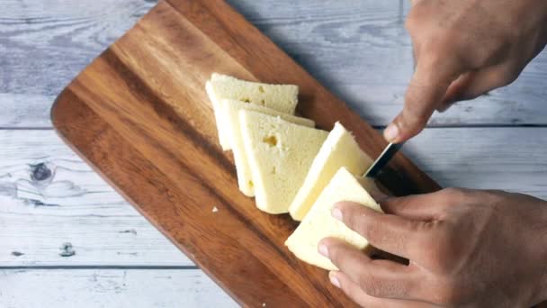 Tăierea brânzei proaspete pe o placă de tăiere — Videoclip de stoc