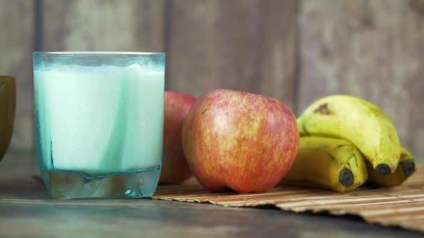 Huevos en un recipiente de plástico, leche y almendras en la mesa — Vídeos de Stock