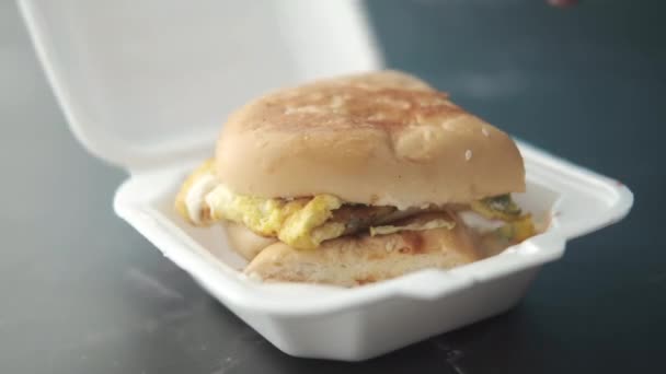 Выбрать клубный сэндвич из пластикового контейнера — стоковое видео