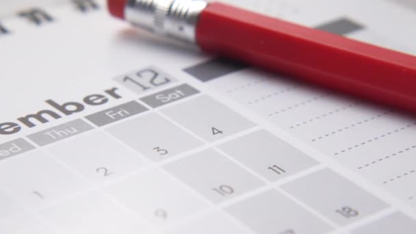 Detalle de una pantalla de calendario que muestra el mes de diciembre — Vídeo de stock