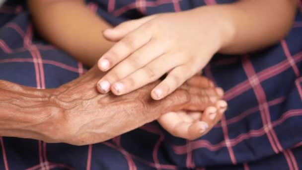 Nahaufnahme der Kinderhand, die die Hand einer älteren Frau hält — Stockvideo