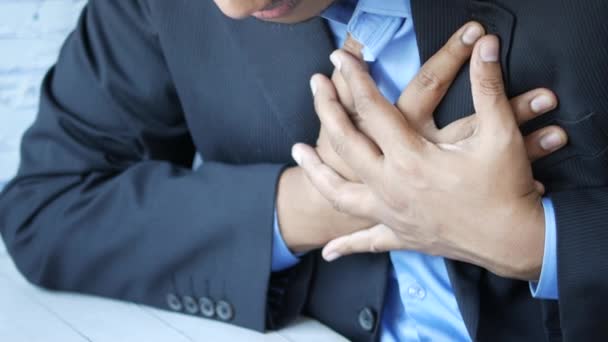 Obchodník trpí bolestí srdce a držení hrudníku s rukou — Stock video