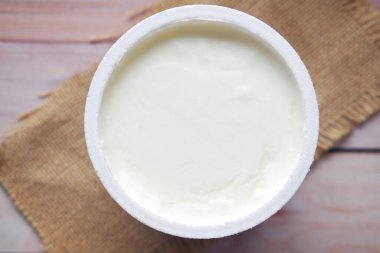 Masada taze yoğurt. 