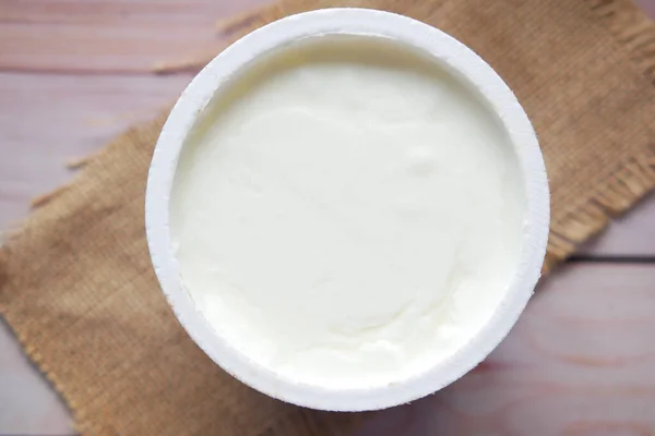 Свежий йогурт в миске на столе — стоковое фото