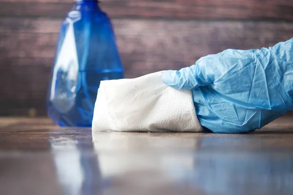 Close-up van persoon hand schoonmaak tafel met doek — Stockfoto