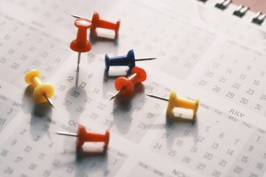Takvim tarihindeki pin tuşuna basılı son tarih kavramı kapat 