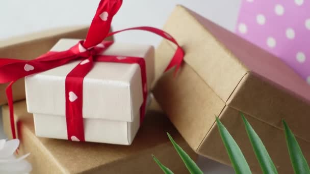 Primer plano de la caja de regalo casera en la mesa — Vídeo de stock