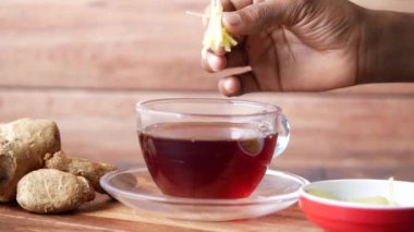 Masada zencefil dilimiyle servis edilen yeşil çay. 