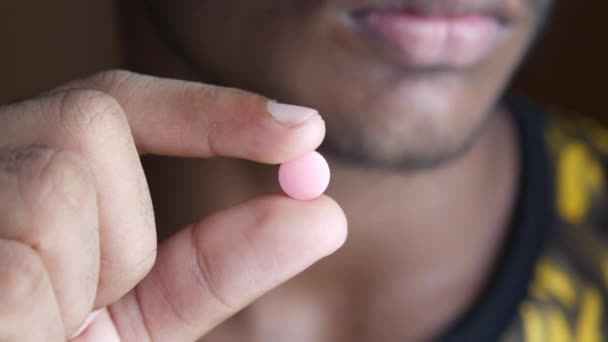 Расстроен человек держит в руке медицинские таблетки — стоковое видео
