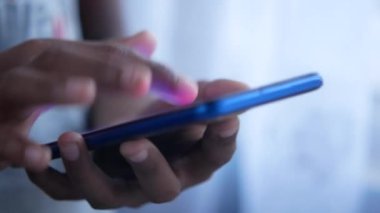 çocuk eli akıllı telefon ekranını işaret ediyor.