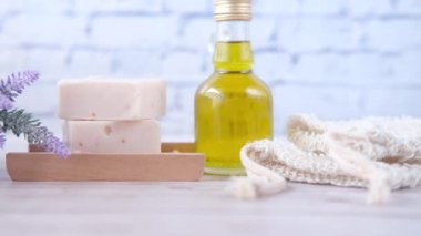 Ev yapımı sabun ve siyah arka planda kuru çiçek. 