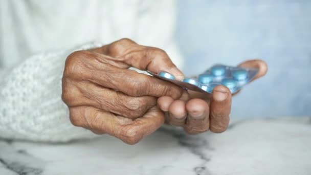 Seniorin nimmt Medikamente aus Blisterpackung — Stockvideo
