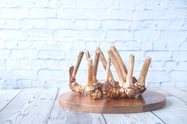 Tayland kızıllarını doğrama tahtasıyla kapatın..