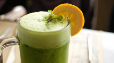 Masadaki taze limon suyunun üst görüntüsü 