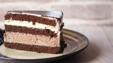 Masadaki tabakta çikolatalı ve kremalı pasta. 