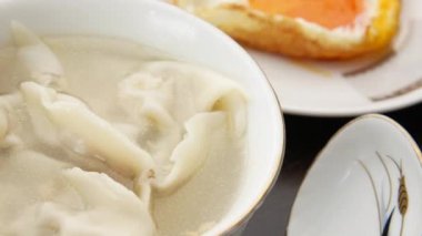 Masadaki kasede köfte çorbası,