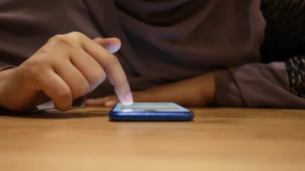 Close-up van vrouwen hand houden smart phone — Stockvideo