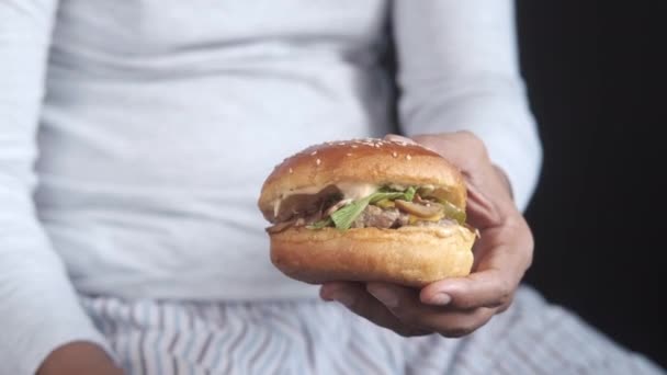 Homme affamé attendant de manger burger de bœuf sur la table gros plan — Video